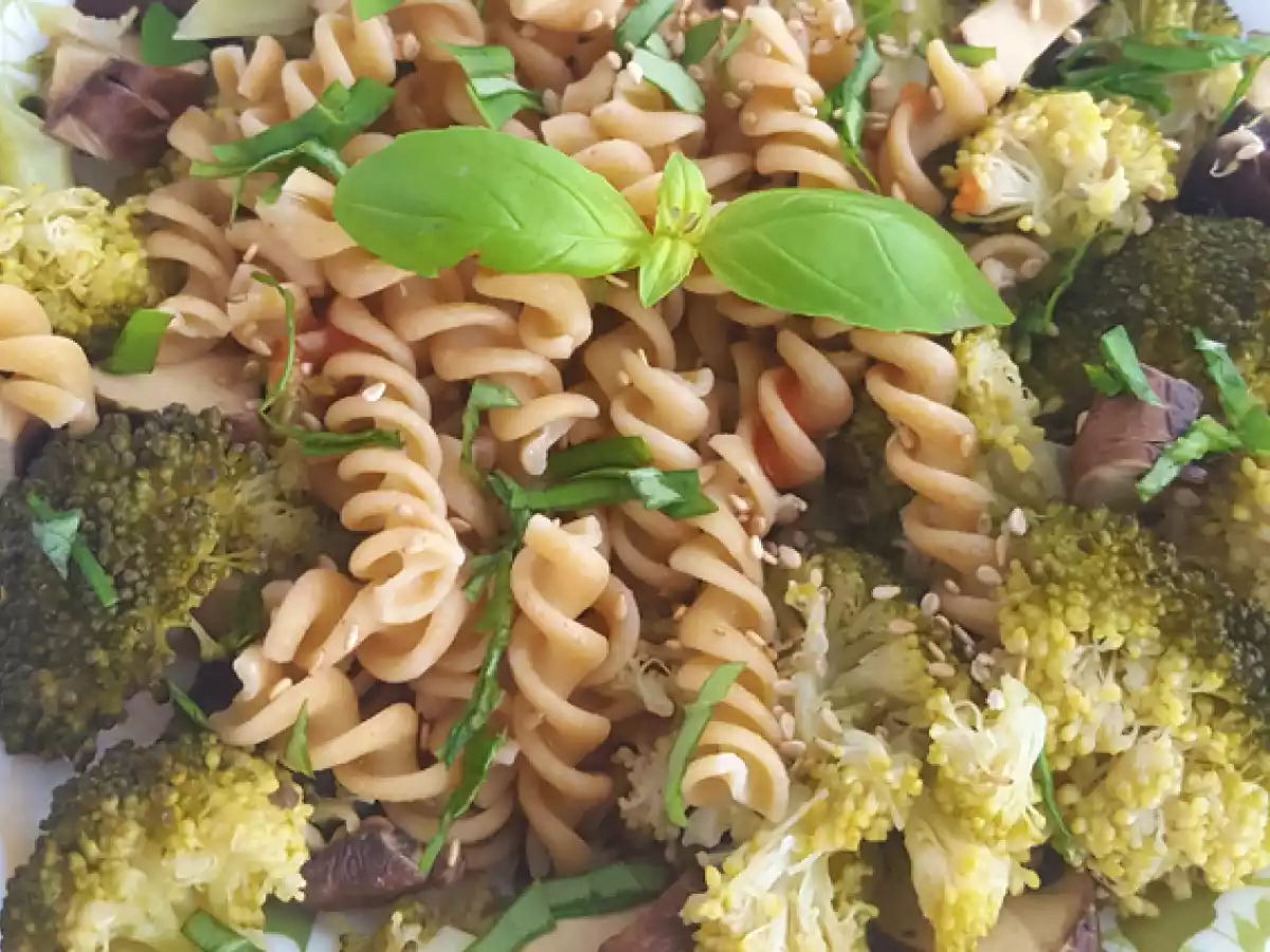 Macarrão com brócolis, cogumelos e manjericão (vegetariano) - foto 2