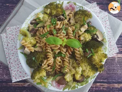 Macarrão com brócolis, cogumelos e manjericão (vegetariano)