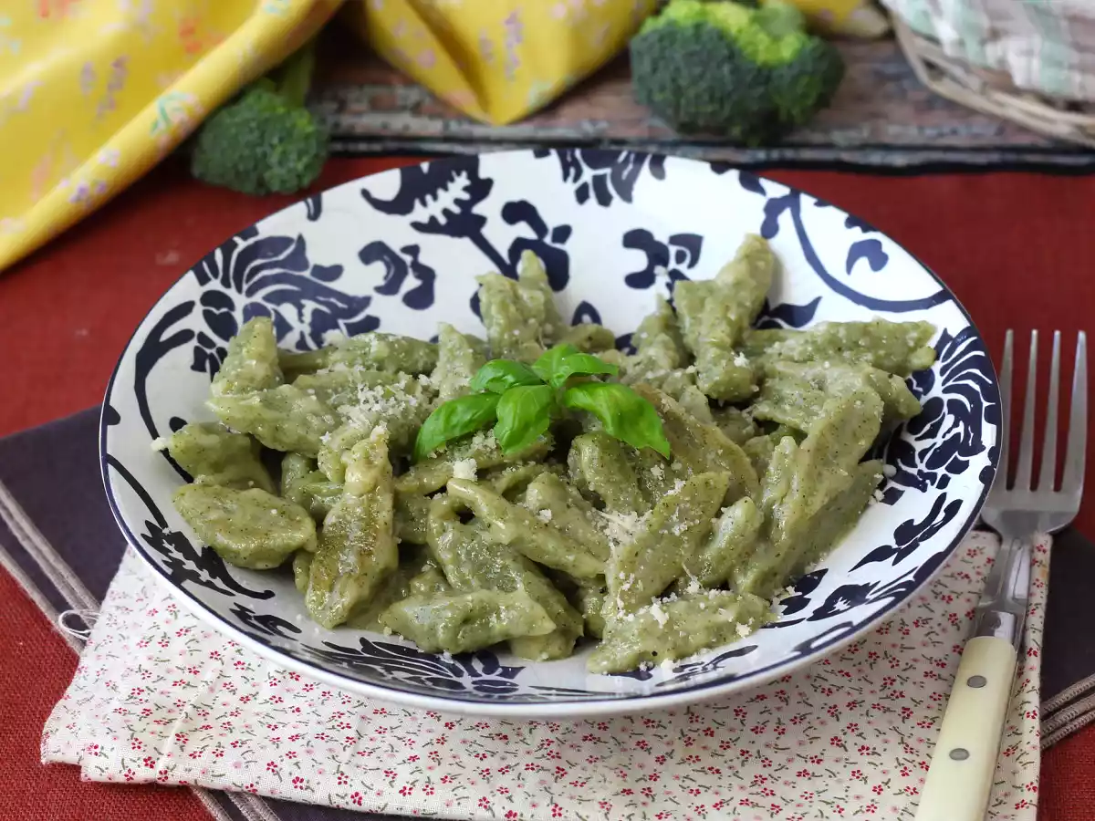 Macarrão com brócolis superfácil, feito com 2 ingredientes