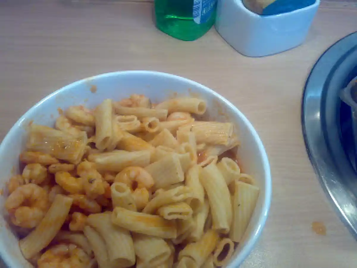 MACARRÃO COM CAMARÃO AO MOLHO DE TOMATE