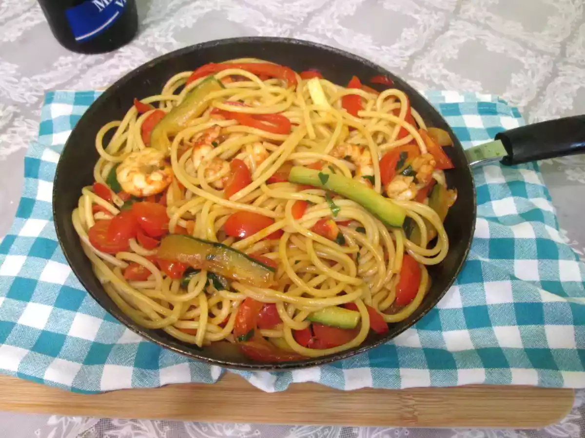Macarrão com camarão e verdura