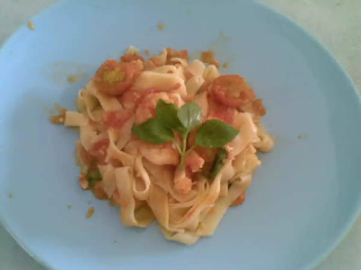 Macarrão com Camarão, Tomate e Manjericão