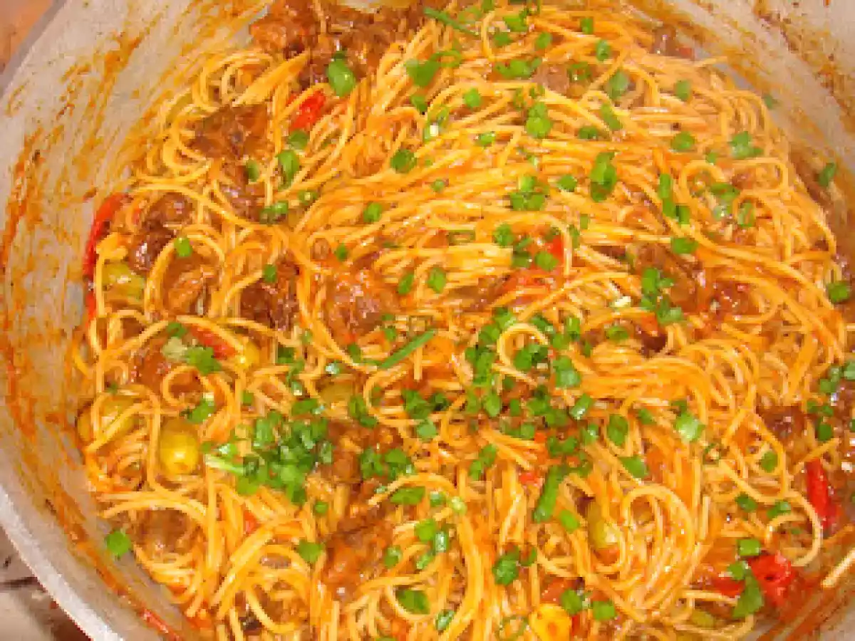 Macarrão com carne seca no fogão a lenha