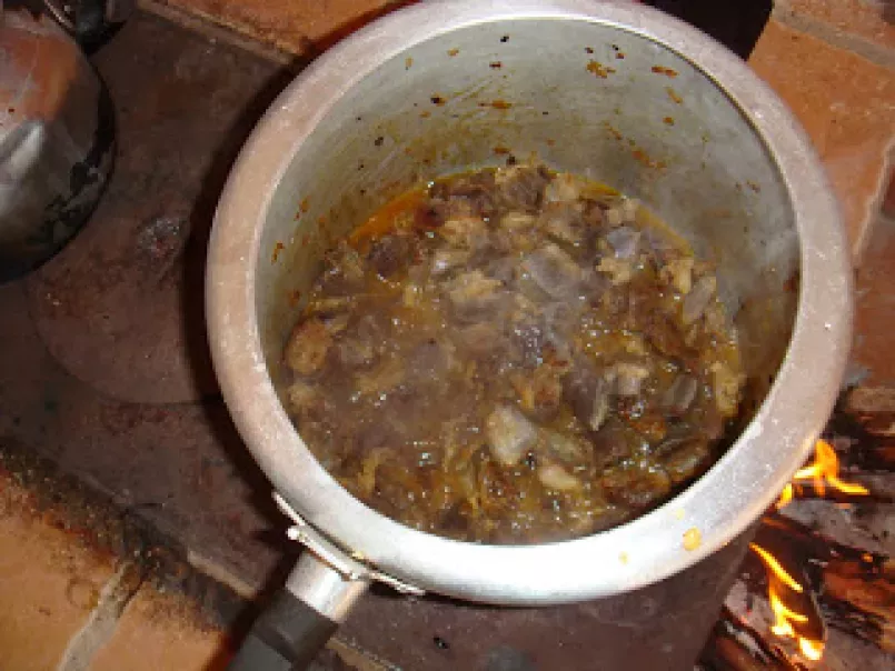 Macarrão com carne seca no fogão a lenha, foto 2