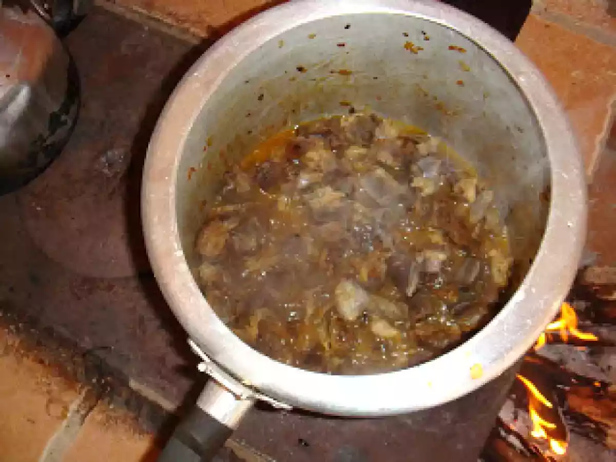 Macarrão com carne seca no fogão a lenha - foto 2