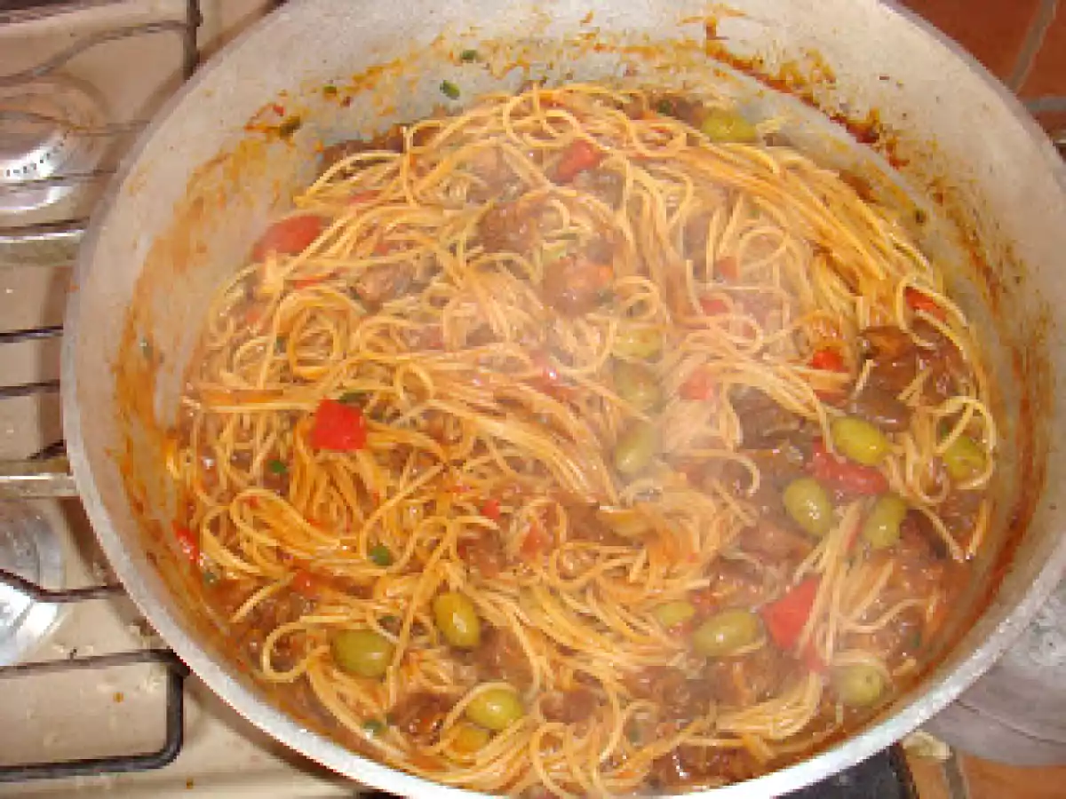 Macarrão com carne seca no fogão a lenha - foto 4