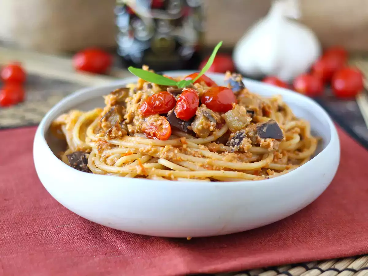 Macarrão com creme de beringela e tomate-cereja: receita simples e saborosa