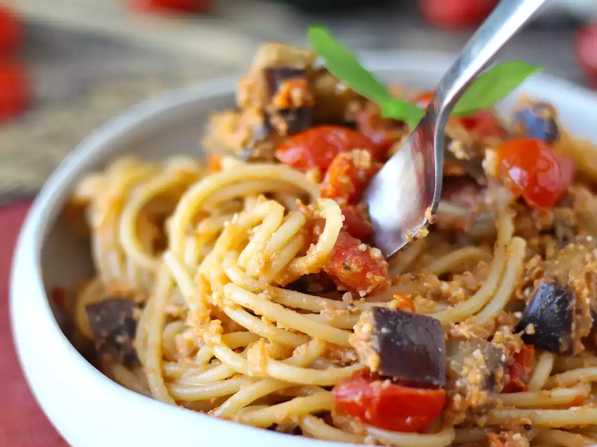 Macarrão com creme de beringela e tomate-cereja: receita simples e saborosa - foto 2