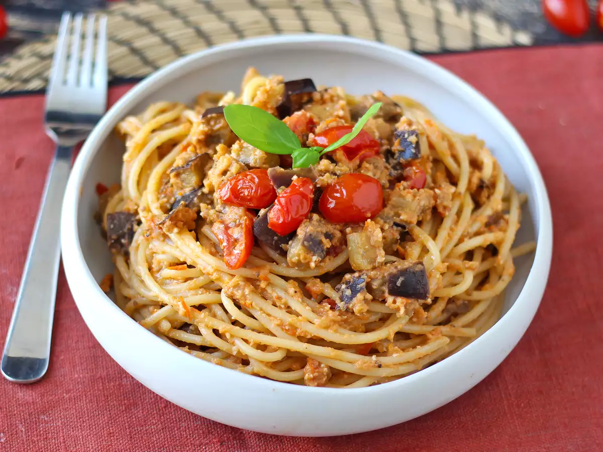 Macarrão com creme de beringela e tomate-cereja: receita simples e saborosa - foto 4
