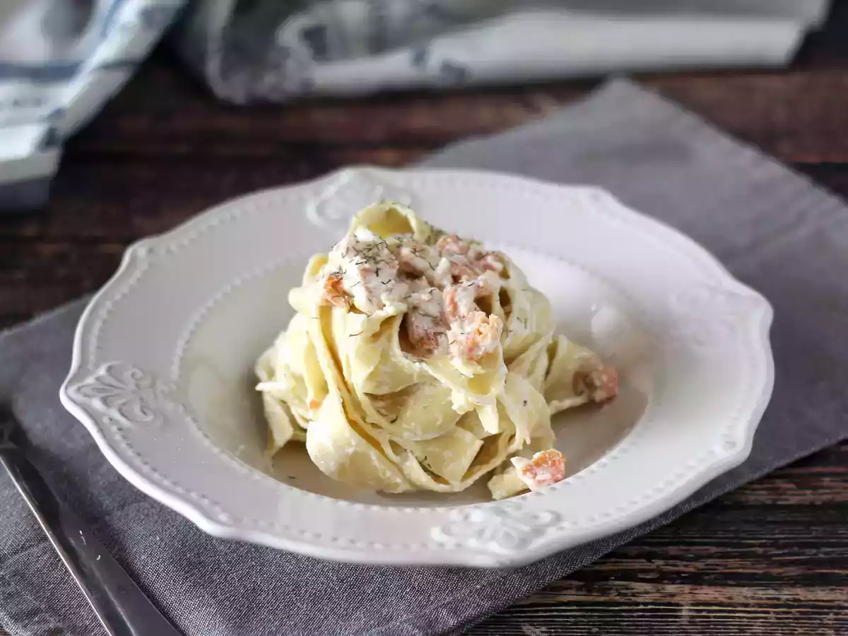 Macarrão com creme de ricota e salmão defumado