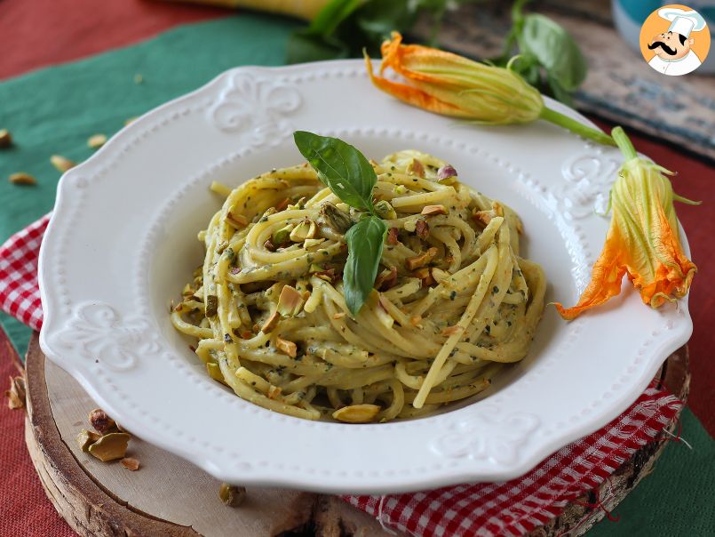 Macarrão com flor de abobrinha (curgete), ricota e pistache