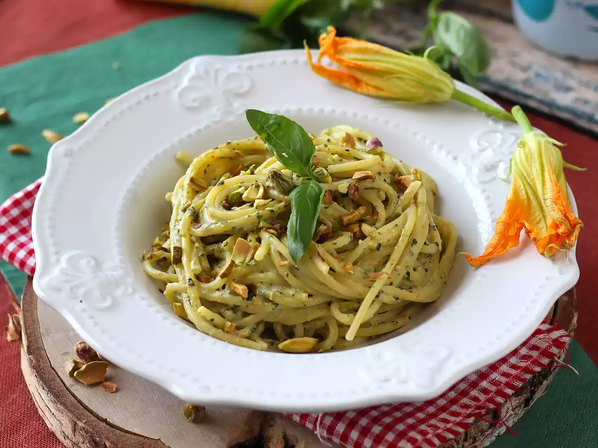 Macarrão com flor de abobrinha (curgete), ricota e pistache