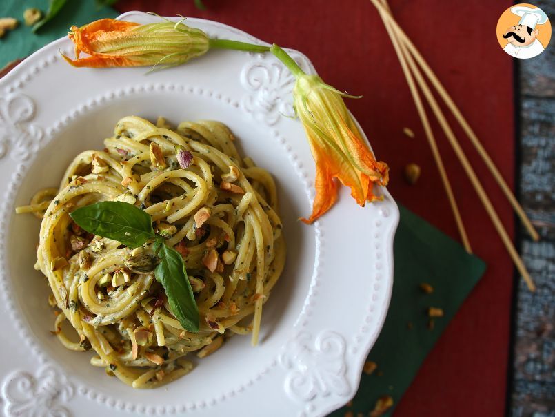 Macarrão com flor de abobrinha (curgete), ricota e pistache - foto 2