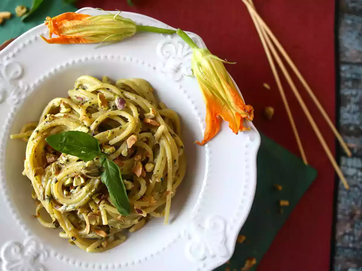Macarrão com flor de abobrinha (curgete), ricota e pistache - foto 2