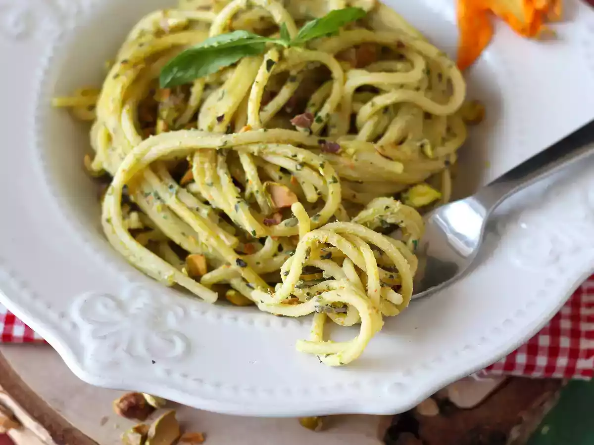 Macarrão com flor de abobrinha (curgete), ricota e pistache - foto 3