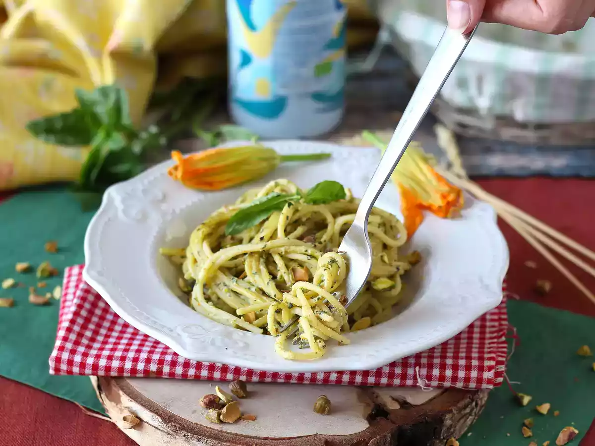 Macarrão com flor de abobrinha (curgete), ricota e pistache - foto 4
