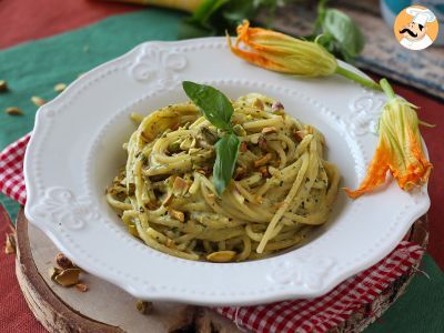 Macarrão com flor de abobrinha (curgete), ricota e pistache