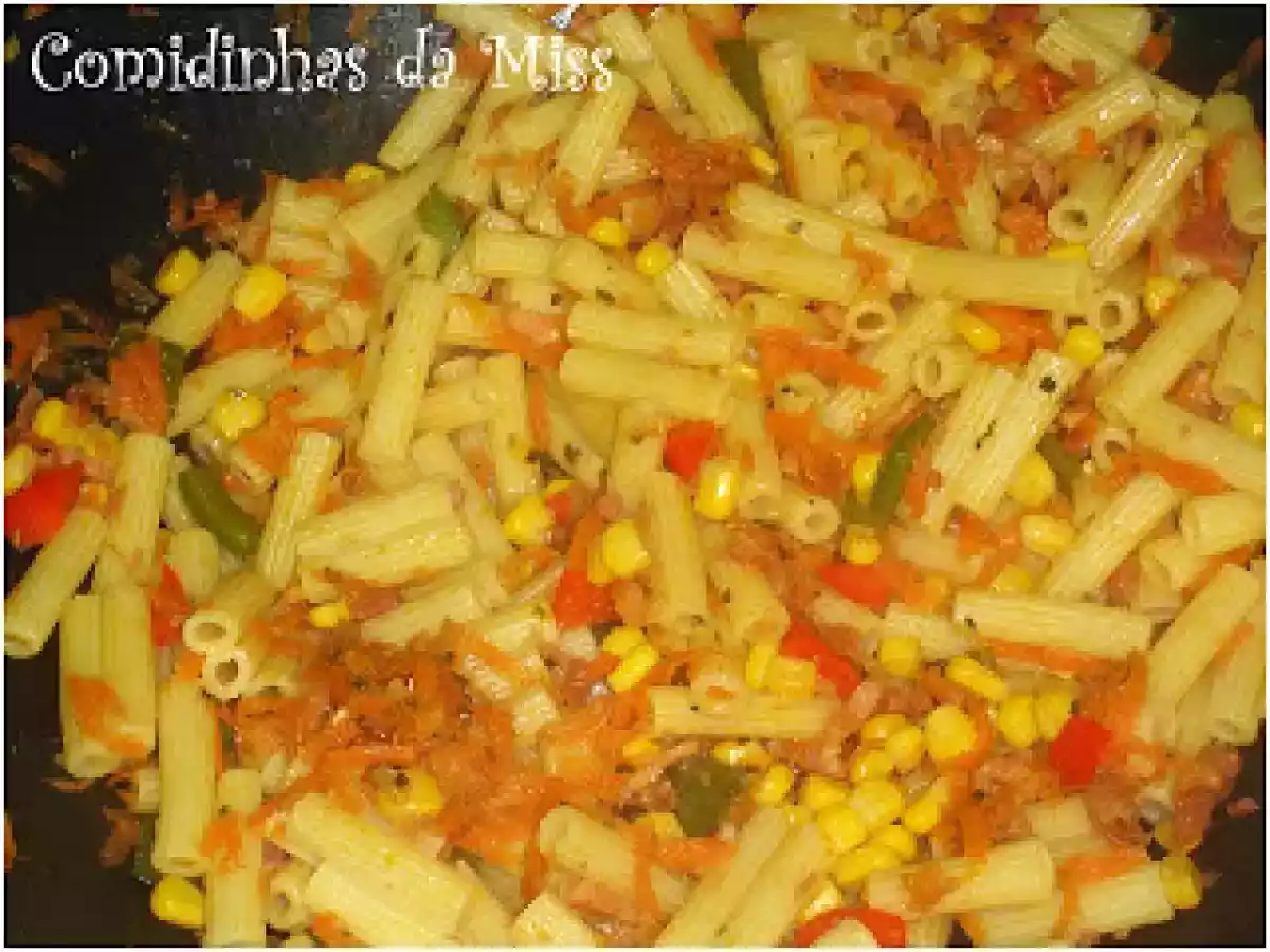 Macarrão com legumes regado de vinagre balsâmico