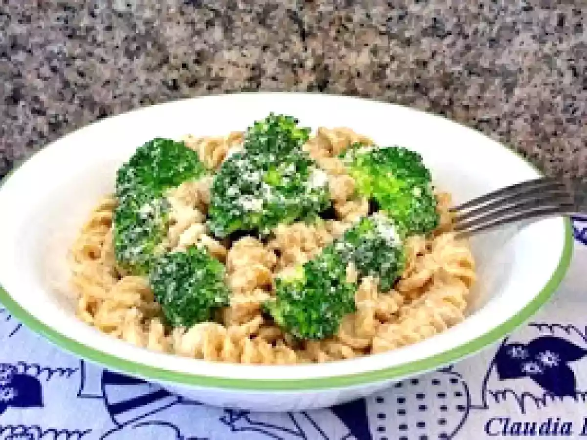 Macarrão com Molho Alfredo e Brócolis