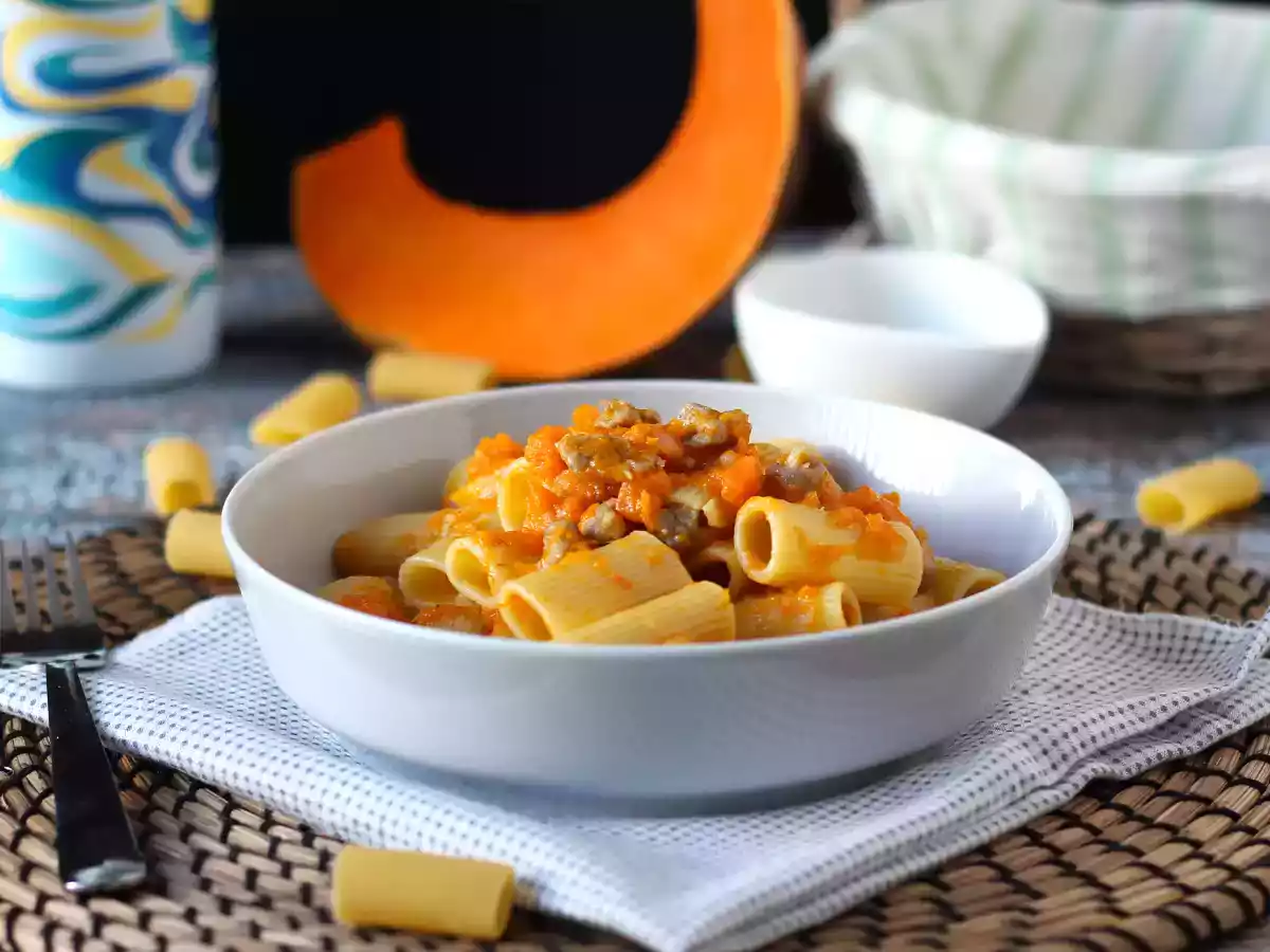 Macarrão com molho de abóbora e salsicha fresca (linguiça)