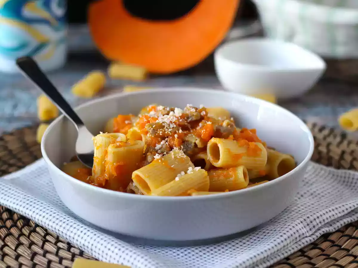 Macarrão com molho de abóbora e salsicha fresca (linguiça) - foto 2