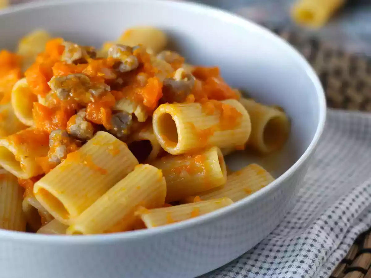 Macarrão com molho de abóbora e salsicha fresca (linguiça) - foto 3