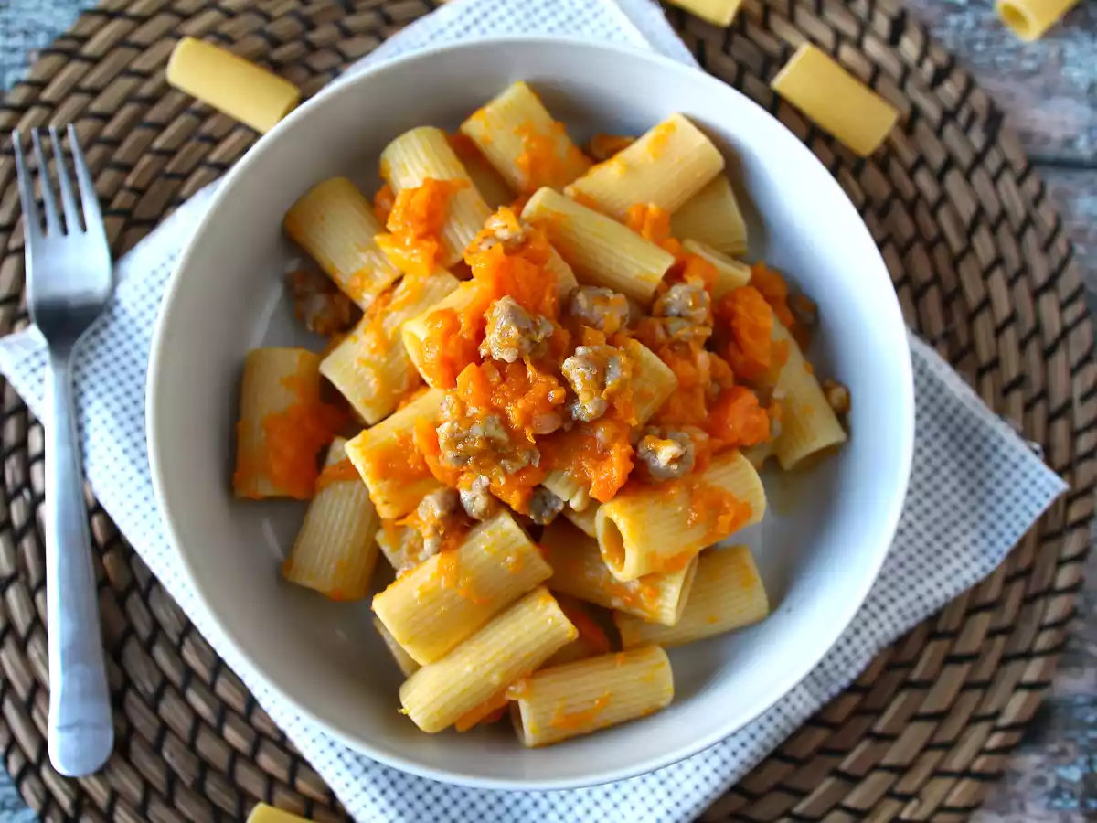 Macarrão com molho de abóbora e salsicha fresca (linguiça) - foto 4