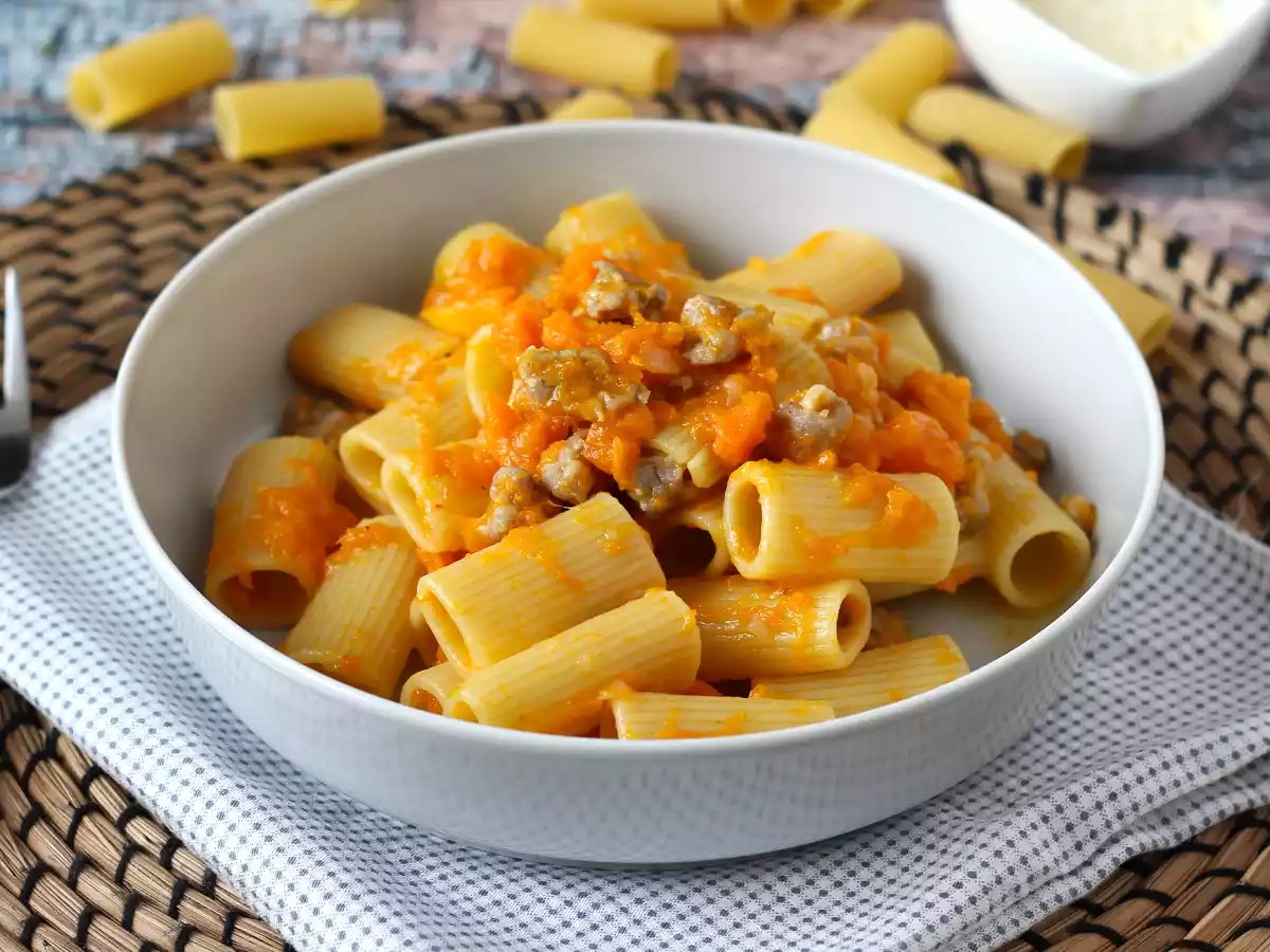 Macarrão com molho de abóbora e salsicha fresca (linguiça) - foto 5