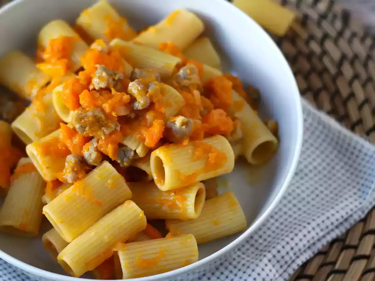 Macarrão com molho de abóbora e salsicha fresca (linguiça) - foto 6