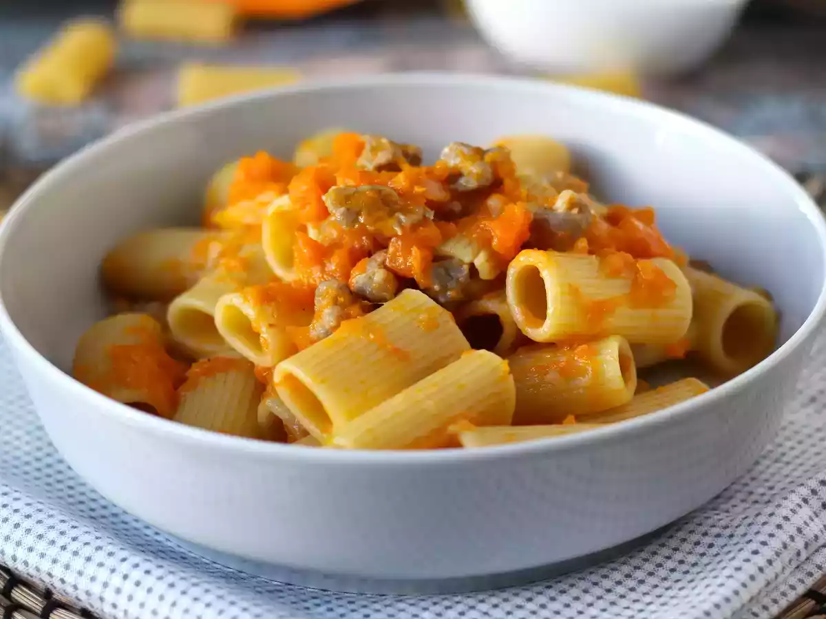 Macarrão com molho de abóbora e salsicha fresca (linguiça) - foto 7