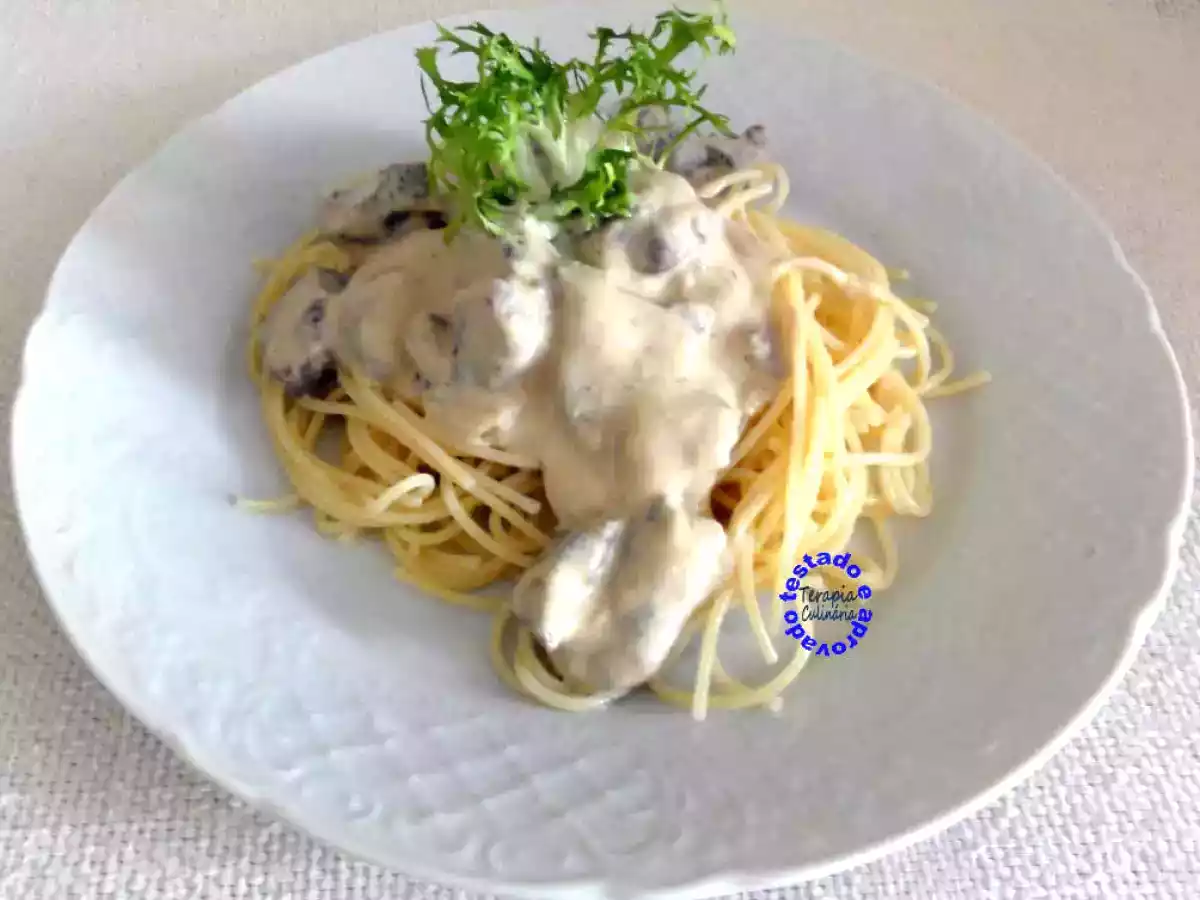 Macarrão com molho de shitake e contra filé