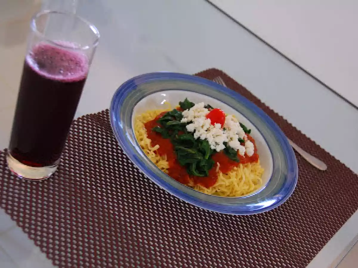 Macarrão com Molho de Tomate Cereja com Bacon, em Cama de Espinafre e Cobertura de Ricota
