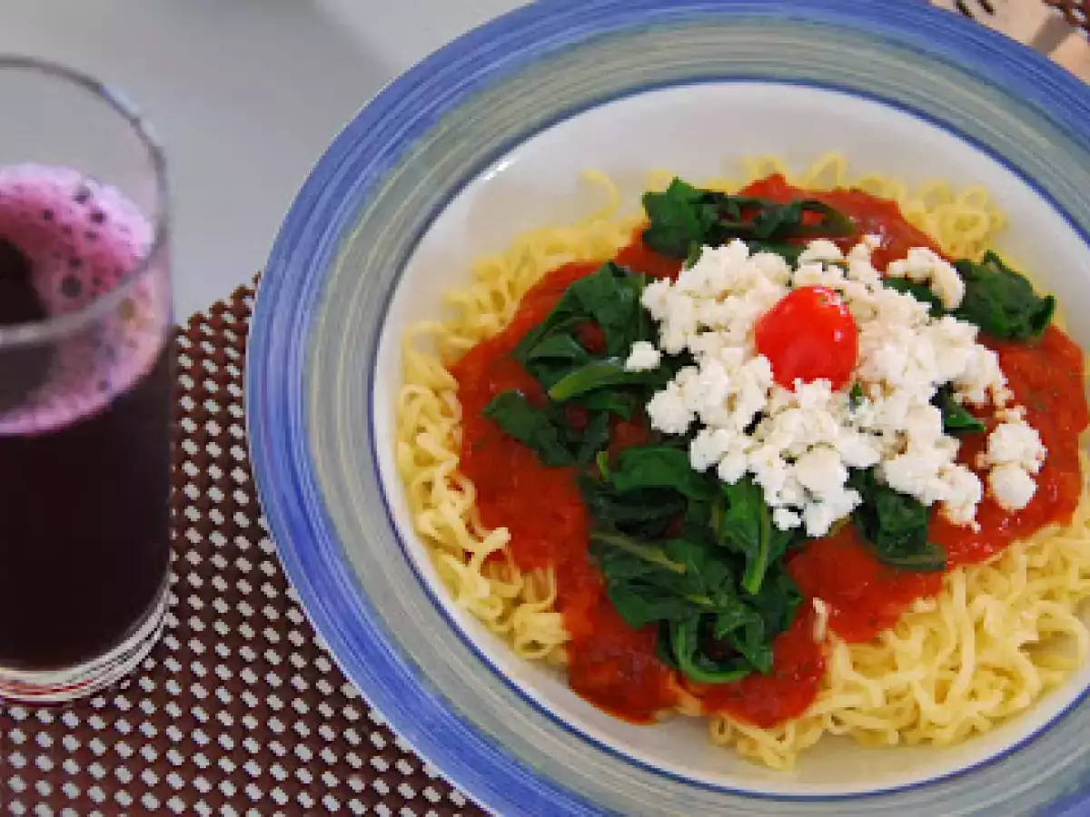 Macarrão com Molho de Tomate Cereja com Bacon, em Cama de Espinafre e Cobertura de Ricota - foto 2