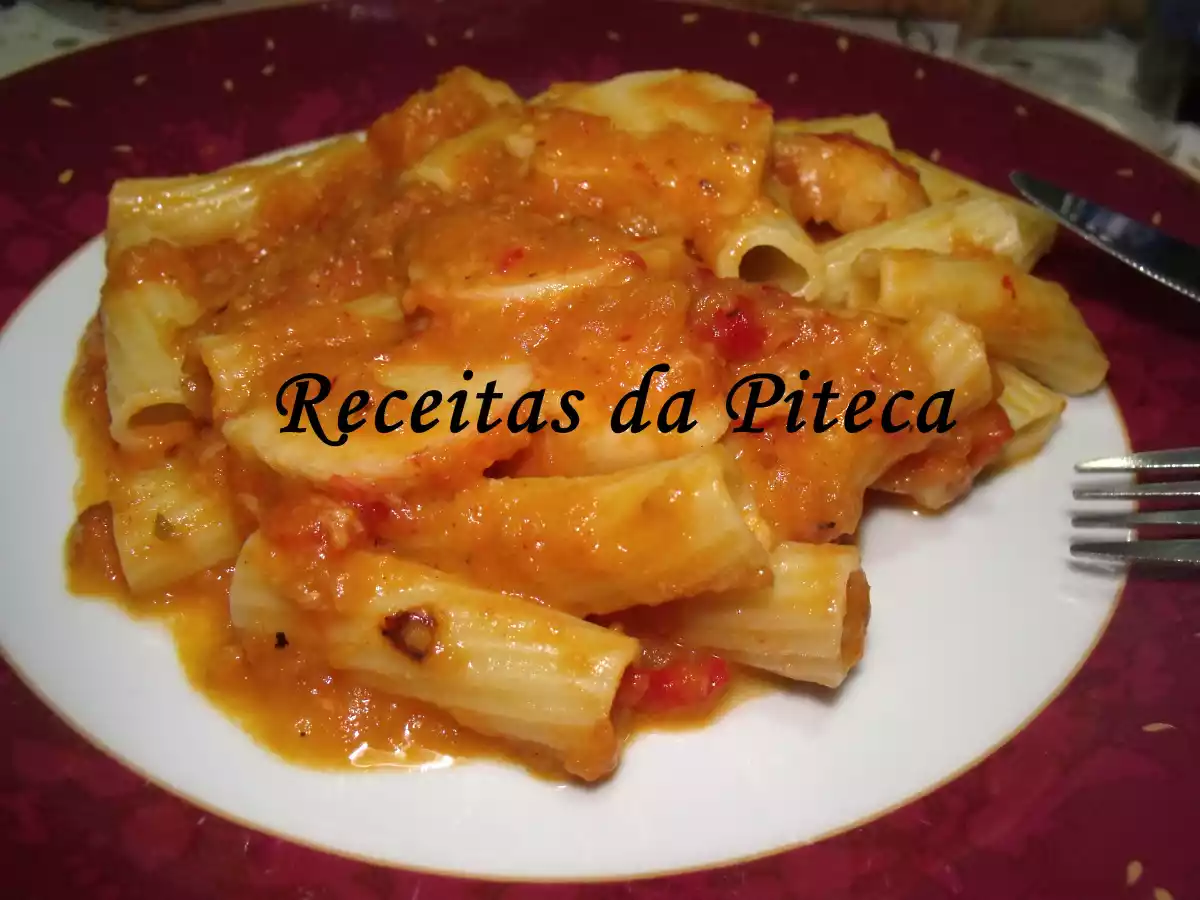 Macarrão com molho de tomate e princesas do mar