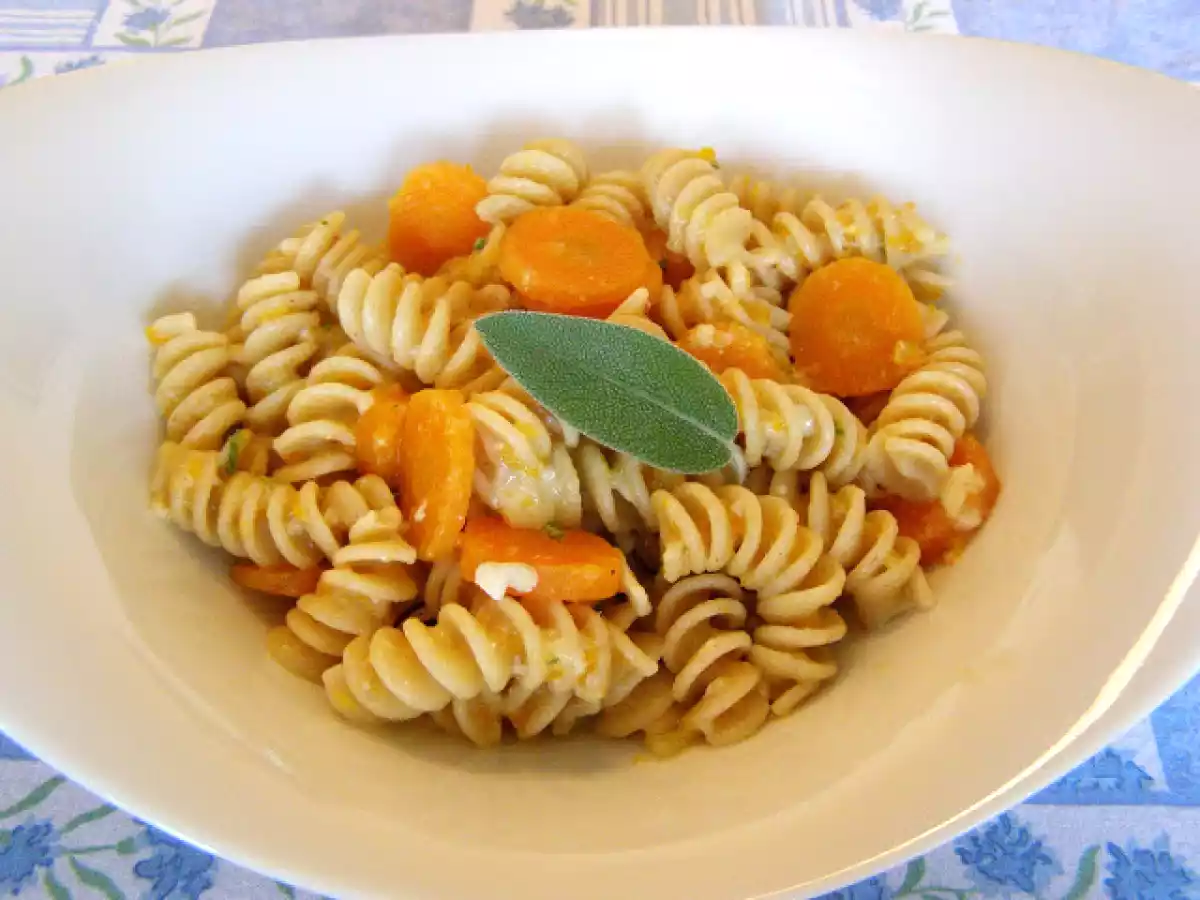 Macarrão com queijo brie, cenoura e sálvia