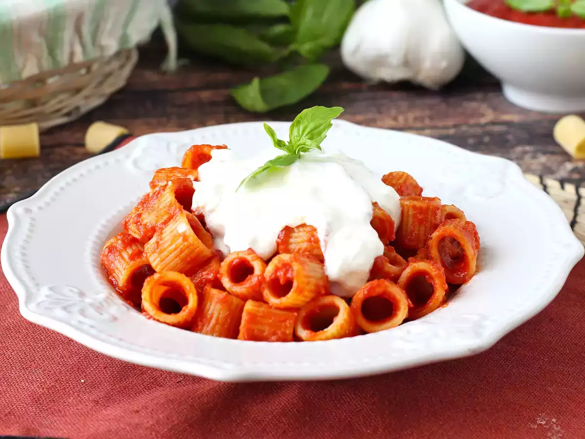 Macarrão com stracciatella e tomate cremoso: o primeiro prato pronto em 10 minutos - foto 2