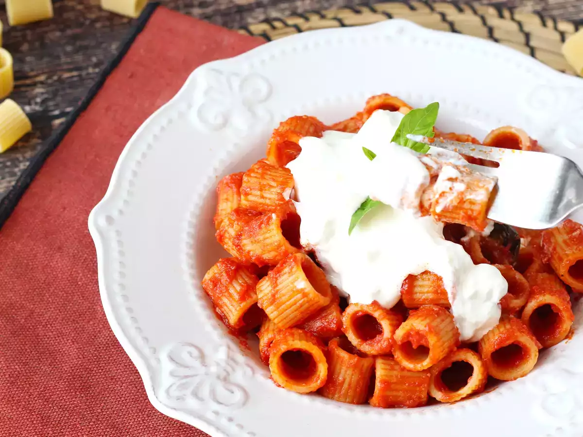 Macarrão com stracciatella e tomate cremoso: o primeiro prato pronto em 10 minutos - foto 4