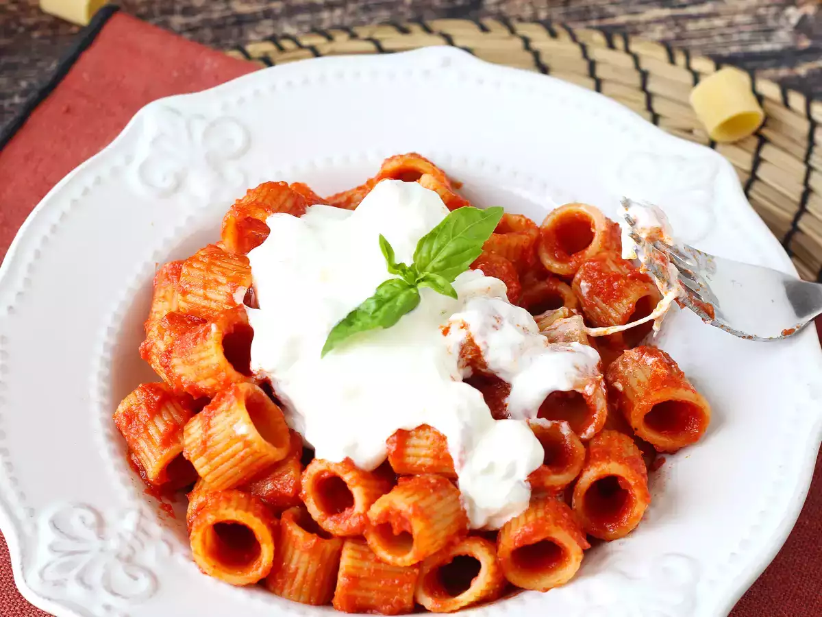 Macarrão com stracciatella e tomate cremoso: o primeiro prato pronto em 10 minutos - foto 5