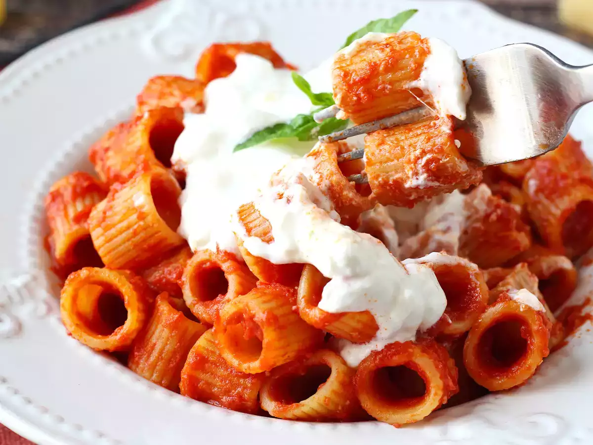 Macarrão com stracciatella e tomate cremoso: o primeiro prato pronto em 10 minutos - foto 6