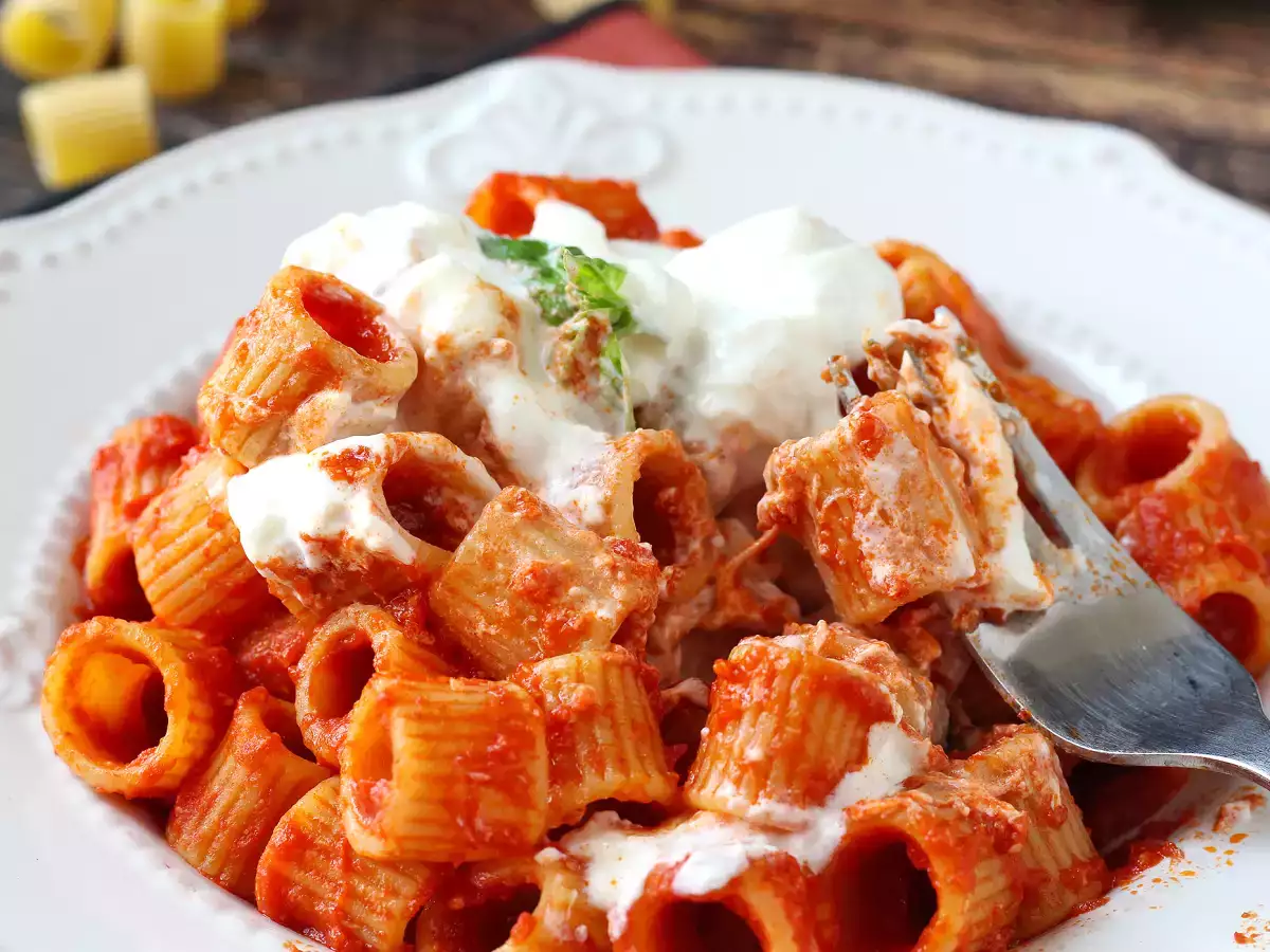 Macarrão com stracciatella e tomate cremoso: o primeiro prato pronto em 10 minutos - foto 7