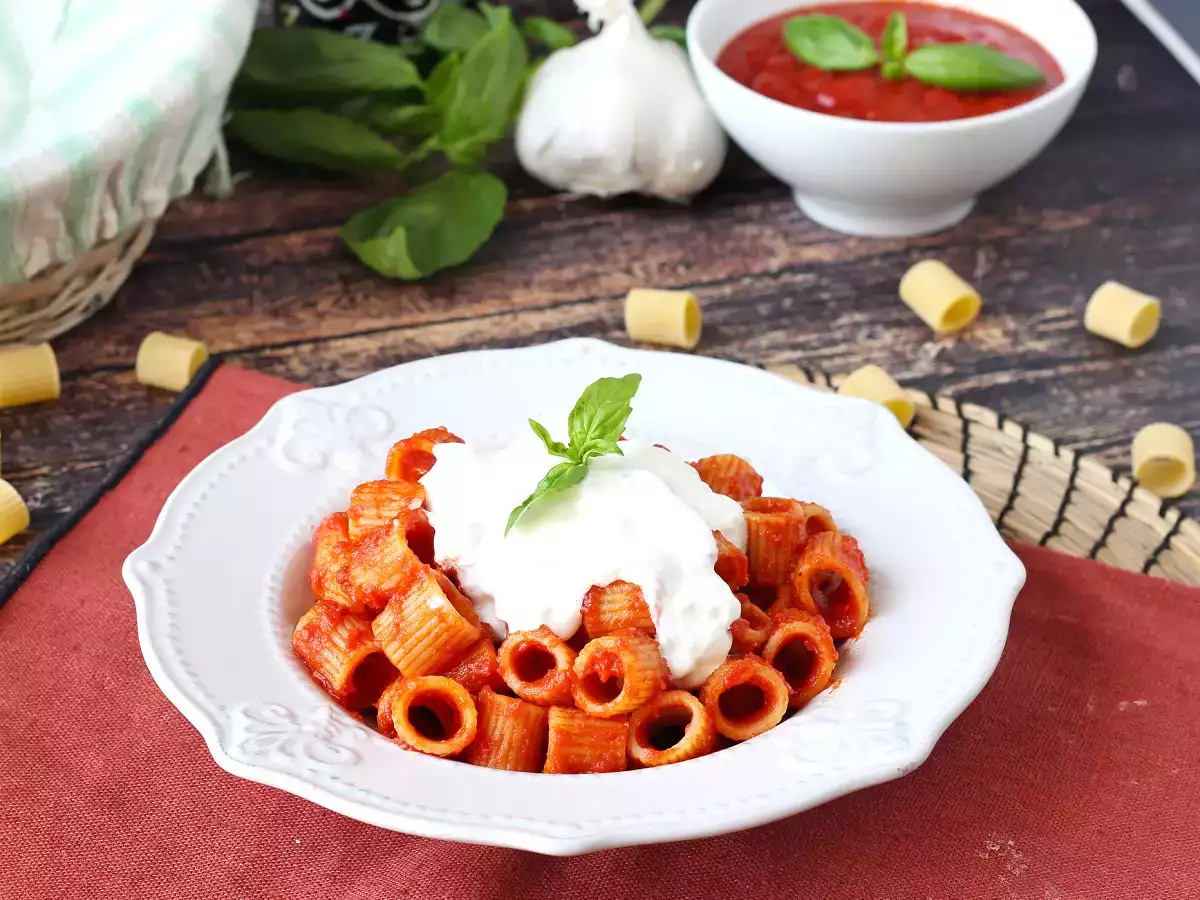 Macarrão com stracciatella e tomate cremoso: o primeiro prato pronto em 10 minutos - foto 8
