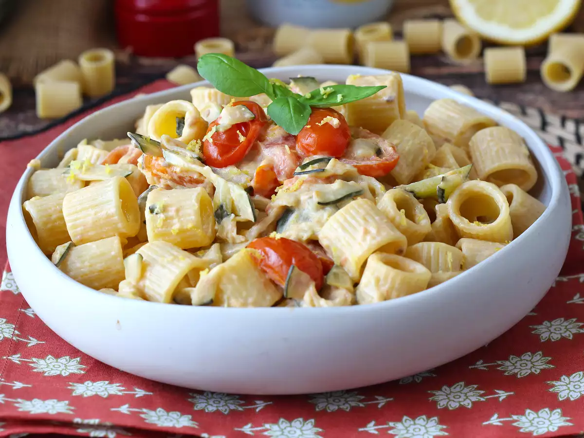 Macarrão cremoso com abobrinha, tomates cereja, cream cheese e limão - foto 2