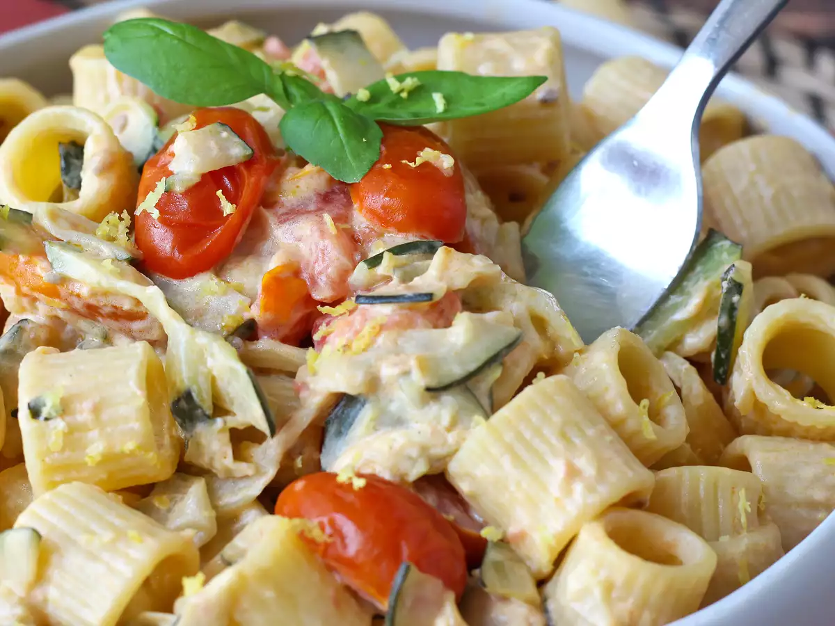 Macarrão cremoso com abobrinha, tomates cereja, cream cheese e limão - foto 3