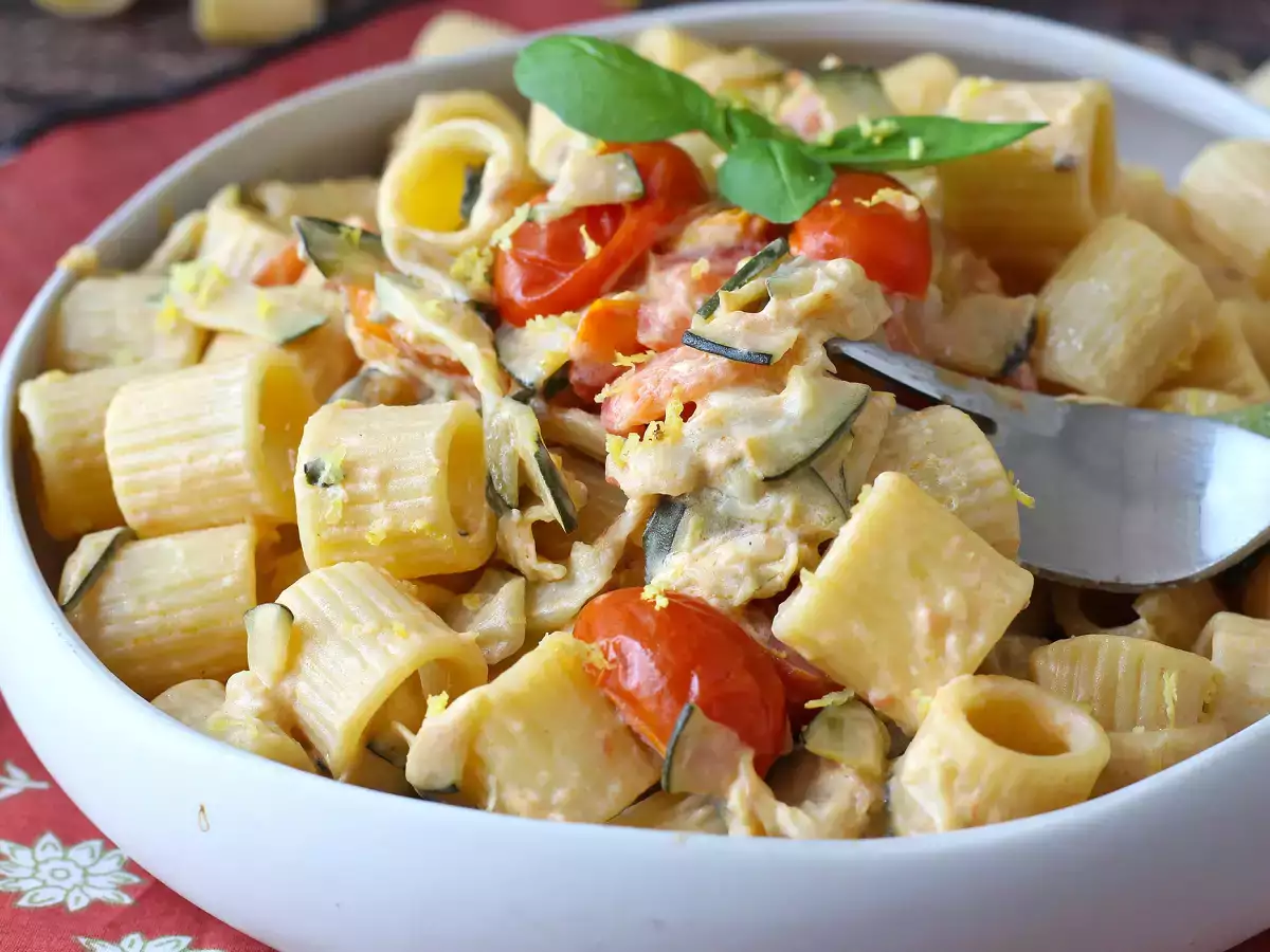 Macarrão cremoso com abobrinha, tomates cereja, cream cheese e limão - foto 4
