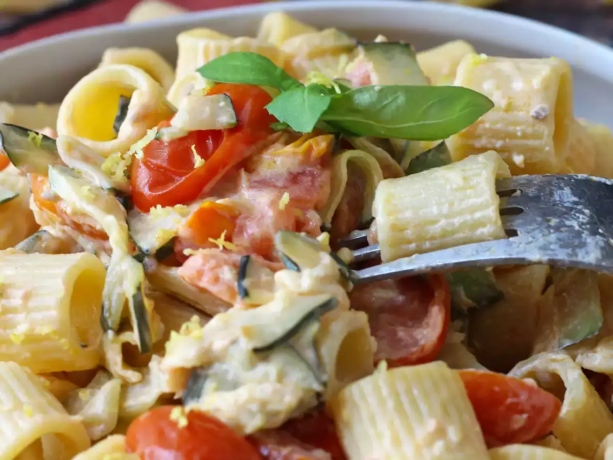 Macarrão cremoso com abobrinha, tomates cereja, cream cheese e limão - foto 5