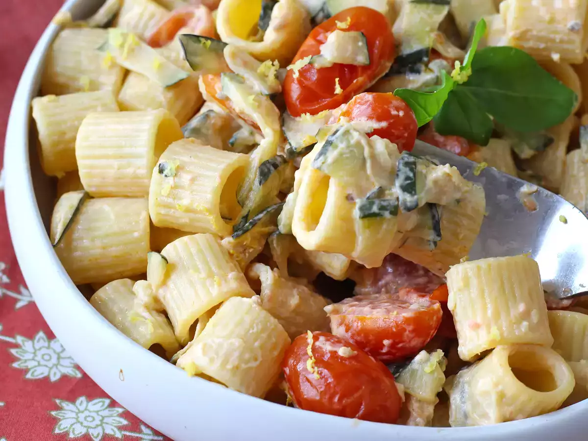 Macarrão cremoso com abobrinha, tomates cereja, cream cheese e limão - foto 6