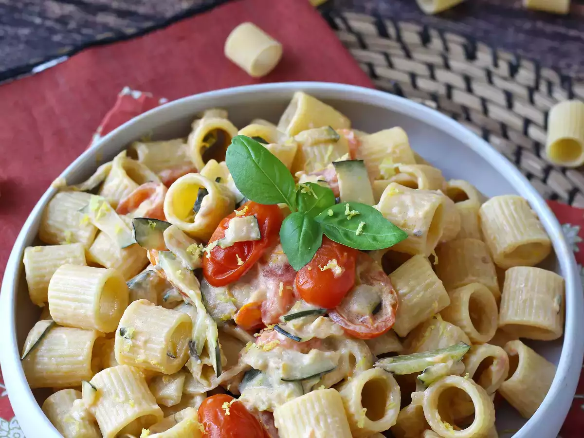 Macarrão cremoso com abobrinha, tomates cereja, cream cheese e limão - foto 7