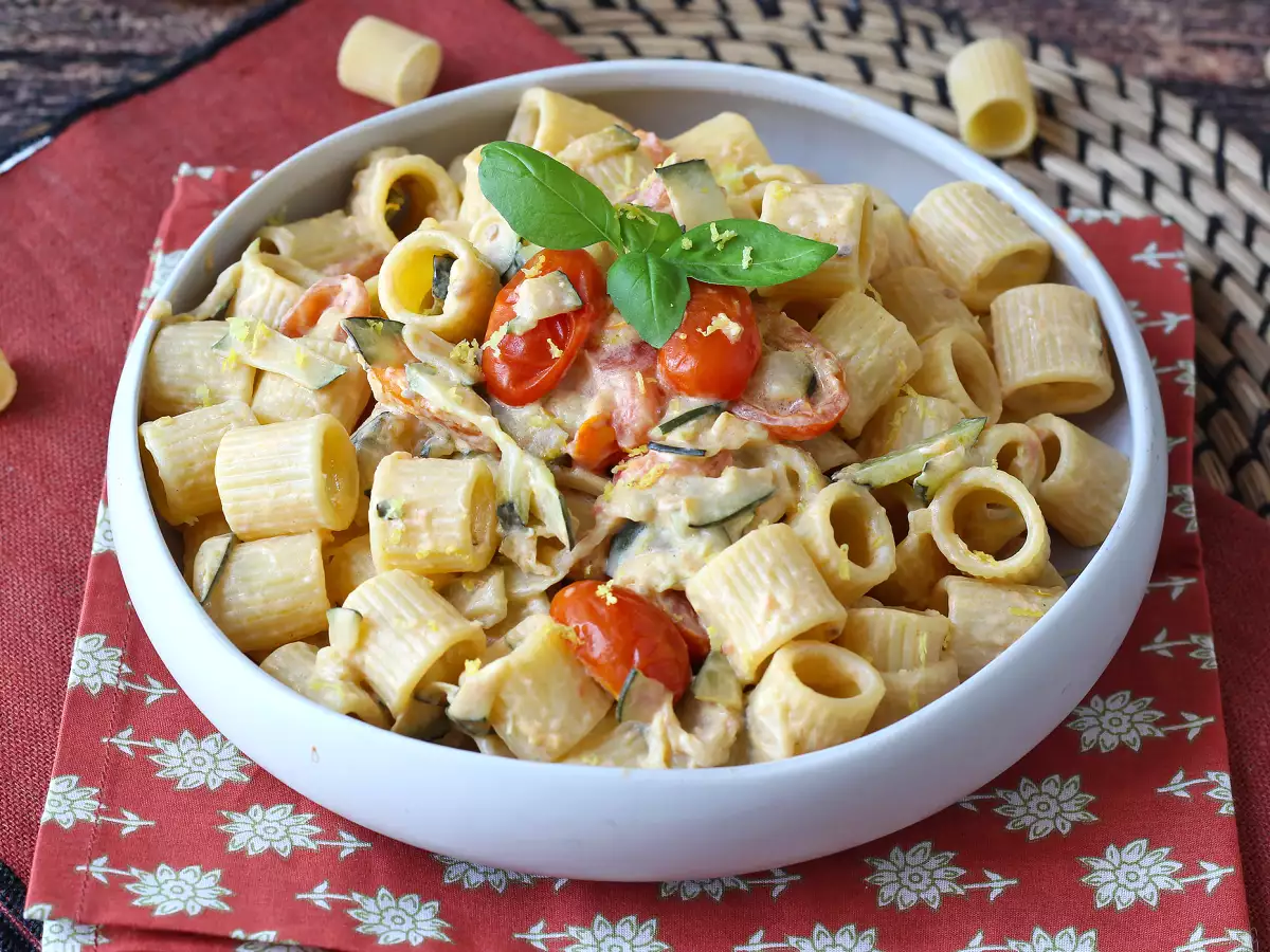Macarrão cremoso com abobrinha, tomates cereja, cream cheese e limão - foto 8