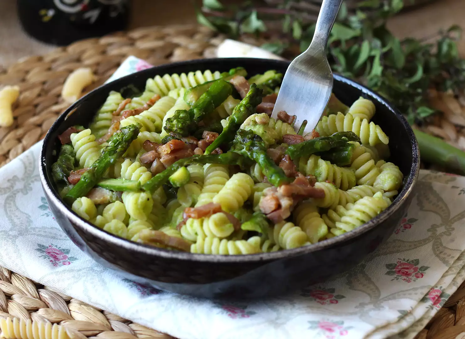 Macarrão cremoso com aspargos e bacon: receita fácil e saborosa
