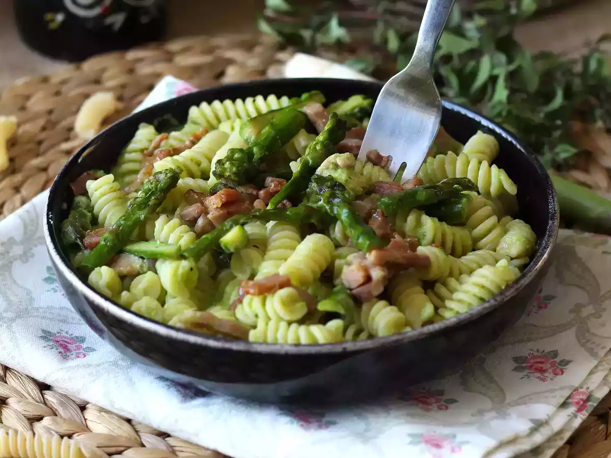 Macarrão cremoso com aspargos e bacon: receita fácil e saborosa